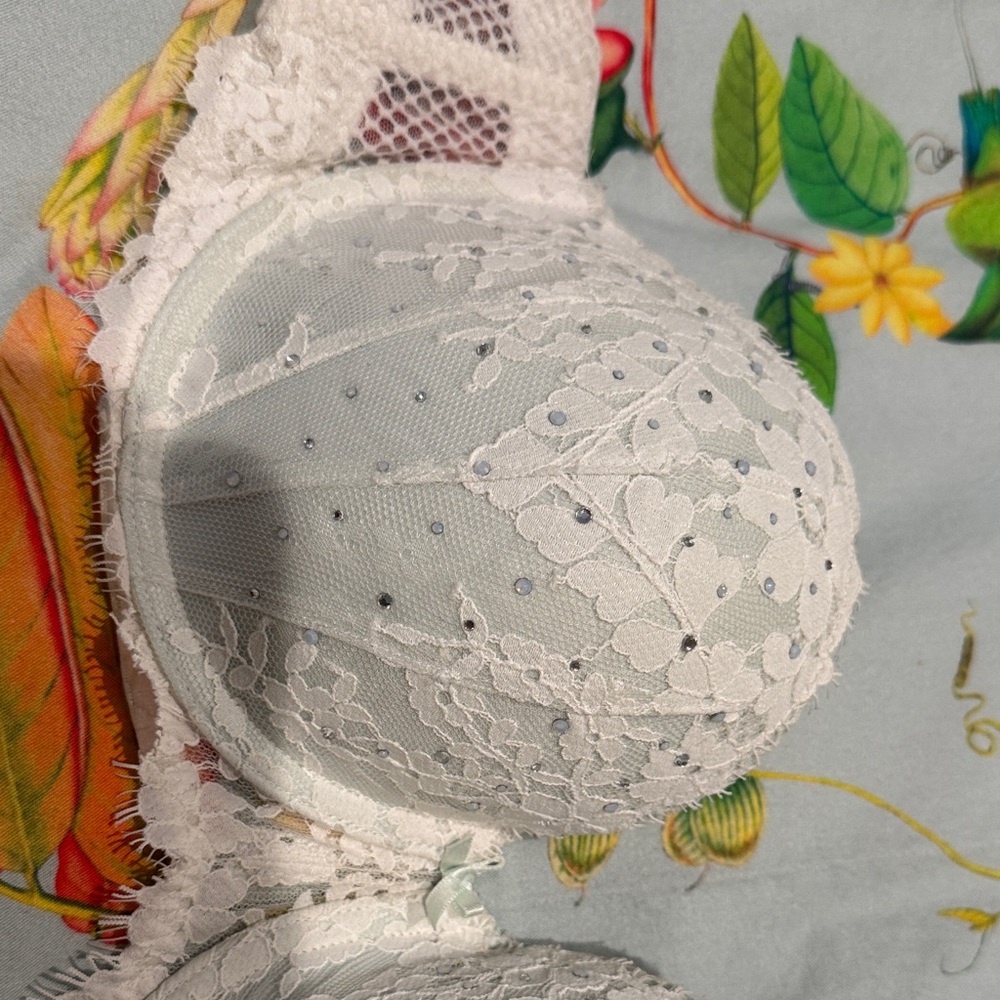 Victoria's Secret White Lace Bra - Picture 6 of 6